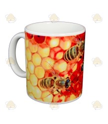 Tasse mit Bienen auf Honigwaben