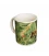 Tasse mit einer Biene auf einem Kiefernzweig